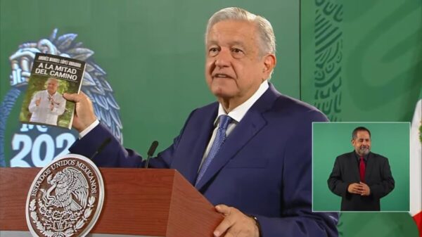 Presenta AMLO su nuevo libro: “A la mitad del camino”
