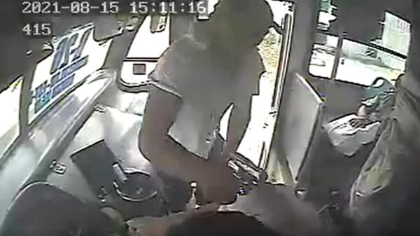 Cancún: Graban violento a salto a mano armada en camión de pasajeros (VIDEO).