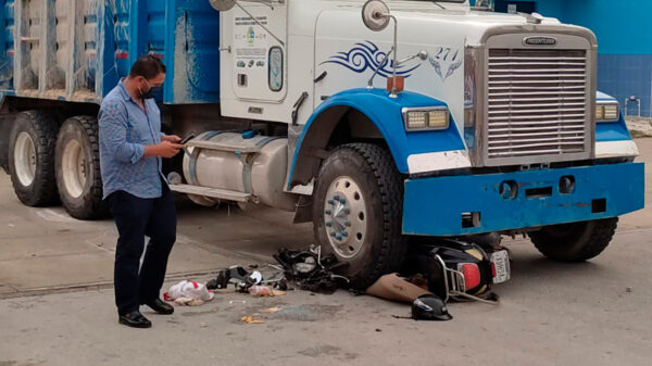 Cancún: Volquete arrolla y lesiona gravemente a mujer en motoneta