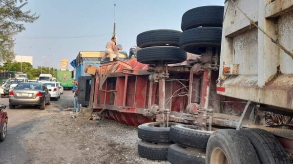 Choque entre autobús y un tractocamión deja 15 lesionados, en Veracruz