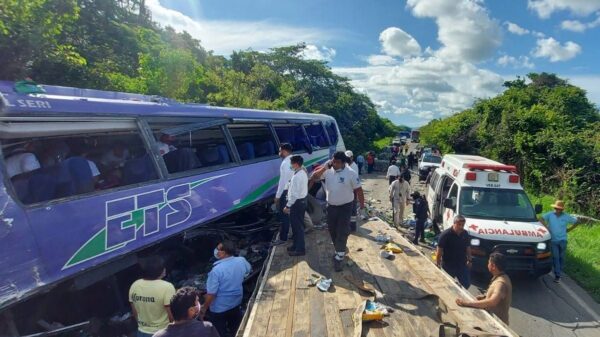 Choca autobús de pasajeros contra un tráiler; hay dos muertos y 12 heridos