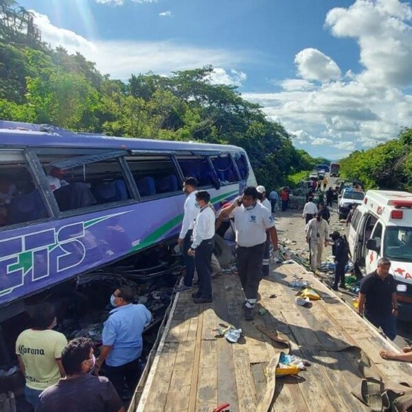 Choca autobús de pasajeros contra un tráiler; hay dos muertos y 12 heridos