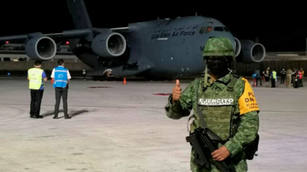 Ciudadanos de Afganistan hacen escala en Cancún en su huida a USA