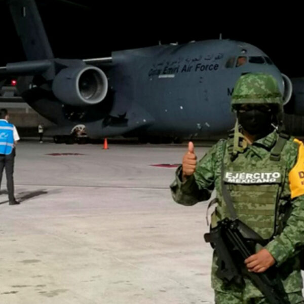 Ciudadanos de Afganistan hacen escala en Cancún en su huida a USA