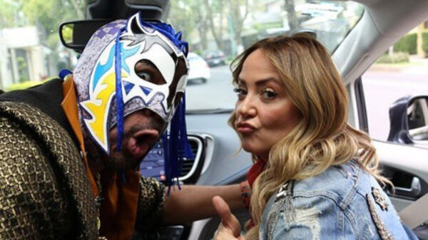 Andrea Legarreta revive su polémica del dólar con 'El Escorpión Dorado'