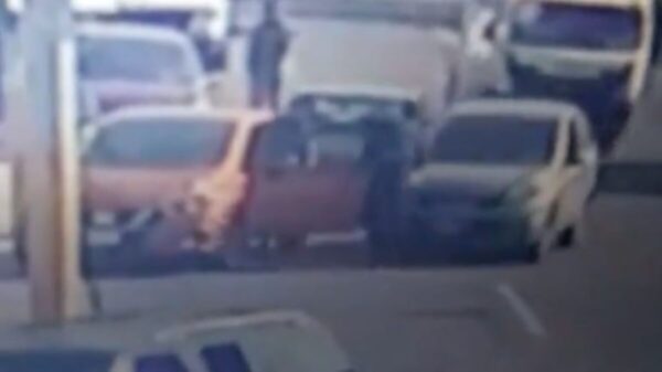 Frustran automovilista robo de auto; atropellan y detienen a asaltante