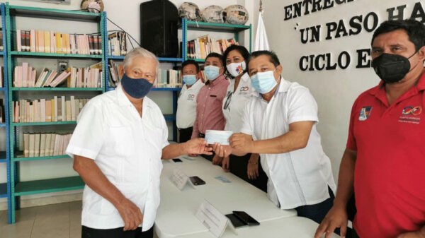 Entrega gobierno de Puerto Morelos becas escolares "Un paso hacia lo grande"