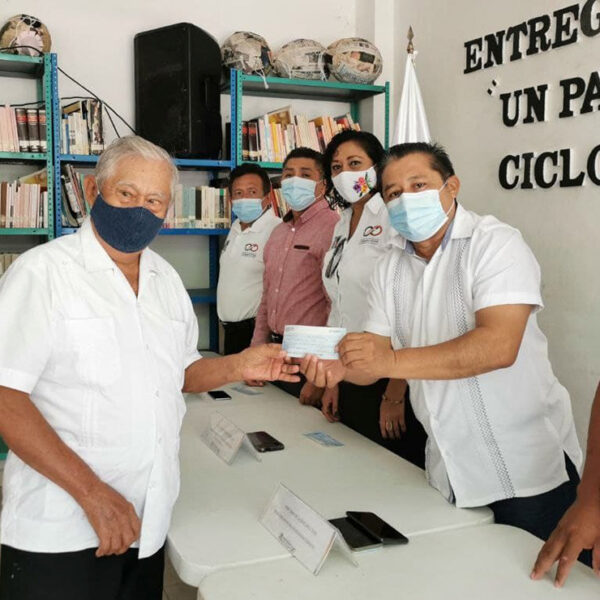 Entrega gobierno de Puerto Morelos becas escolares "Un paso hacia lo grande"