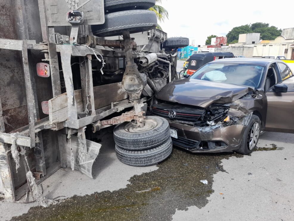 Cuatro heridos por un choque en Hacienda Real del Caribe; conductora de un auto compacto impacta y provoca la volcadura de una camioneta.