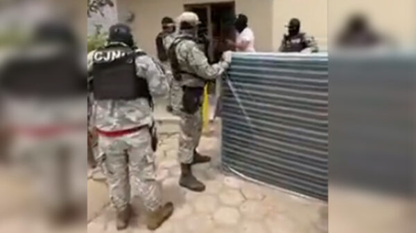 Video: CJNG imita al Ejército y reparte camas y colchones
