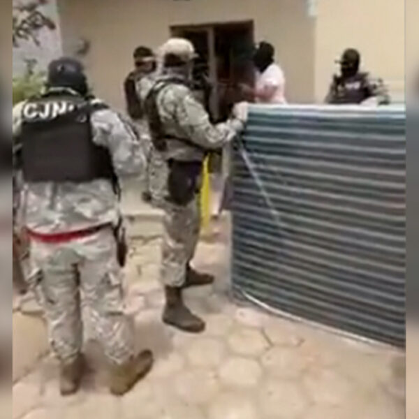 Video: CJNG imita al Ejército y reparte camas y colchones