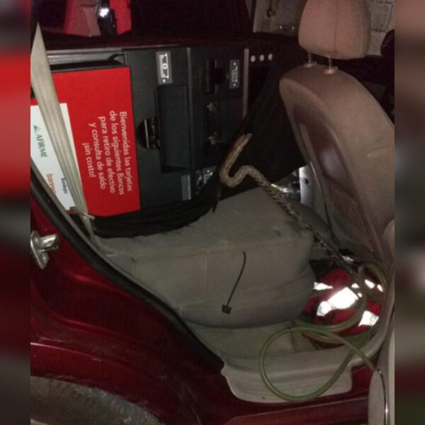 Cancún: Encuentran ciudadanos cajero automático abandonado