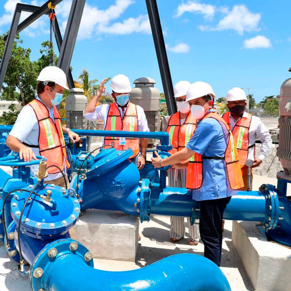 Carlos Joaquín garantiza abastecimiento de agua para las familias de Cozumel
