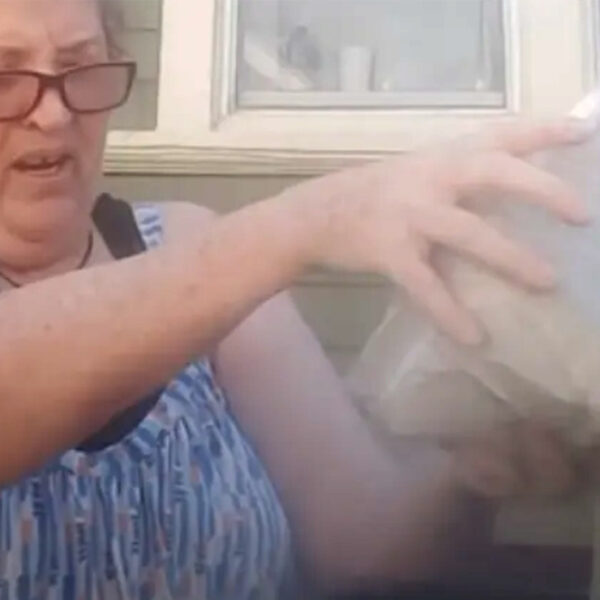 Por abusador, mujer lanza a la basura las cenizas de su pareja