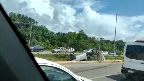 Choque en la vía Cancún-Puerto Morelos; entre van de turistas y camioneta