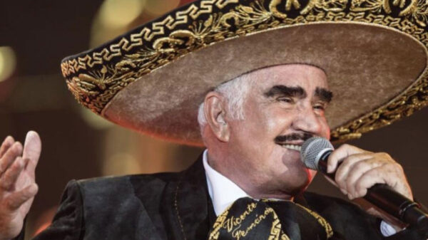 Confirman que Vicente Fernández se encuentra estable y semisedado