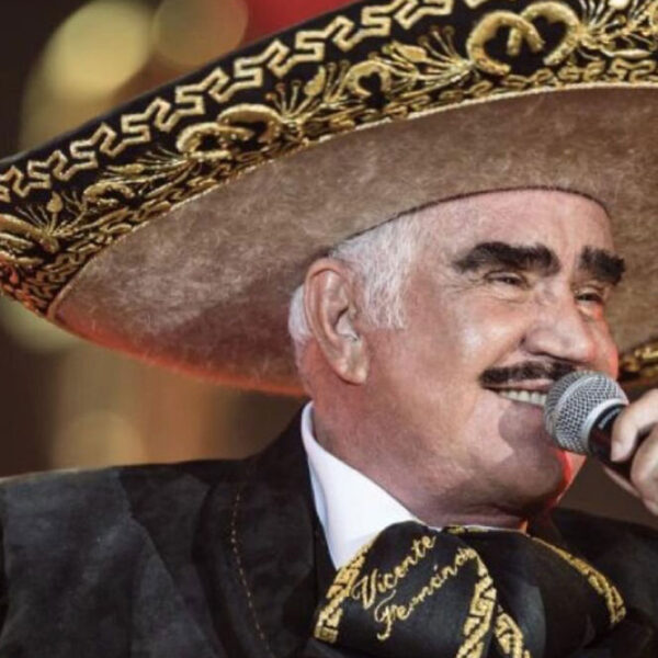 Confirman que Vicente Fernández se encuentra estable y semisedado