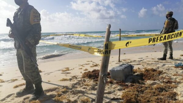 Militares aseguran 57 paquetes con droga en playa del Cozumel.