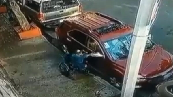 Video: Sorprenden a hombre en silla de ruedas robando autopartes en Benito Juárez