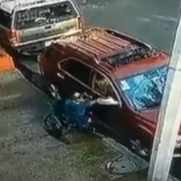 Video: Sorprenden a hombre en silla de ruedas robando autopartes en Benito Juárez