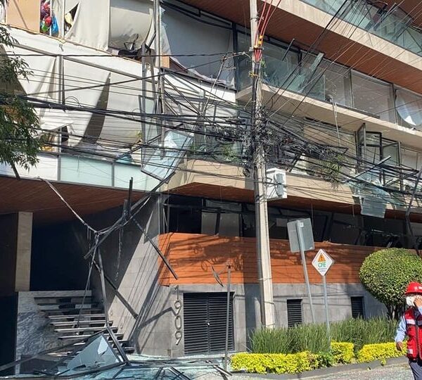 Explosión en un edificio de la alcaldía Benito Juárez; el estallido al parecer se produjo por acumulación de gas en un departamento de la avenida Coyoacán.
