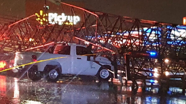 Seis vehículos son aplastados por estructura metálica en Sonora