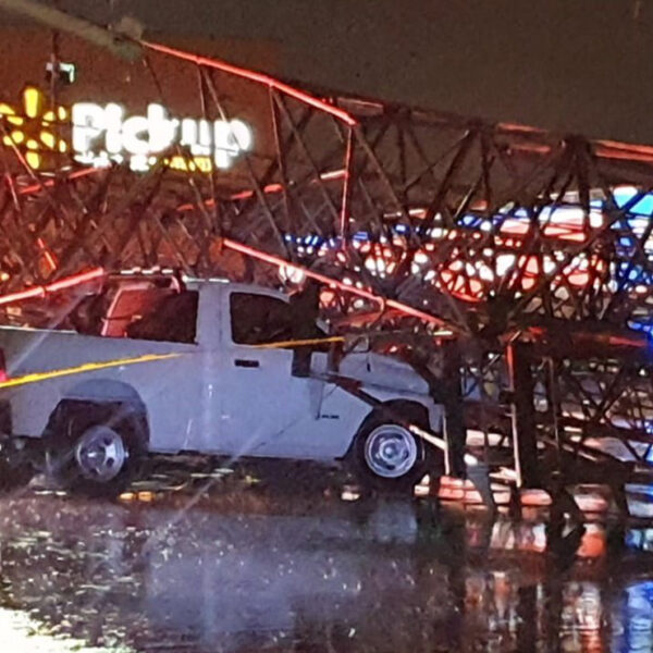 Seis vehículos son aplastados por estructura metálica en Sonora