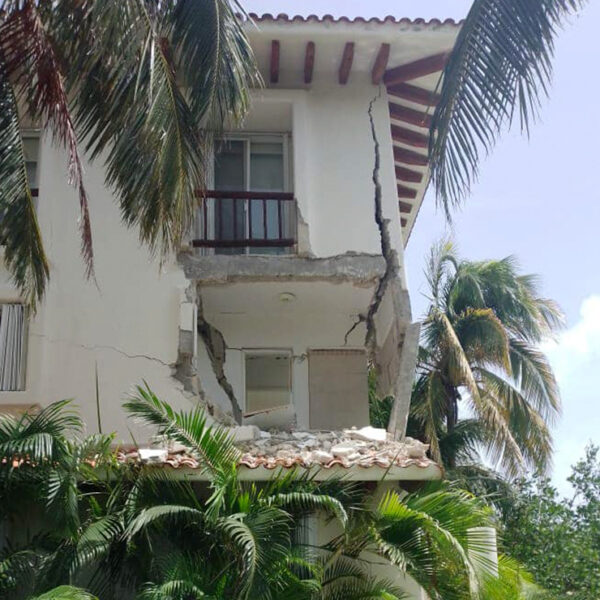 Cancún: Explosión demuele departamento en exclusiva zona residencial