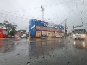 Los fuertes vientos provocados por Grace afecta la actividad cotidiana en la Zona Hotelera de Cancún.