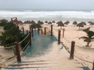 Así luce Playa Delfines tras el paso de Grace por Cancún.