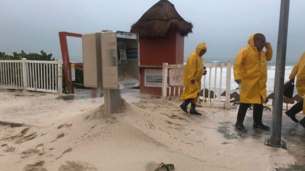 La erosión de playas es evidente en Cancún tras el paso del huracán Grace