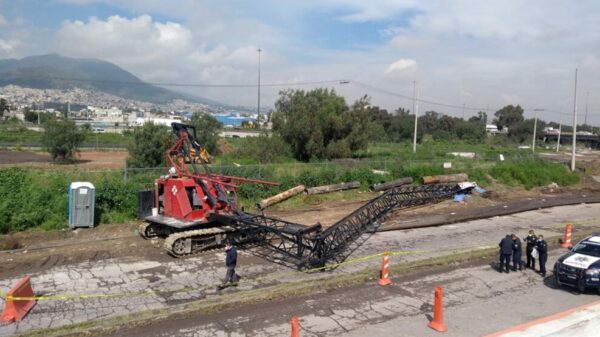Mueren aplastados cinco trabajadores al caerle una grúa en Edomex