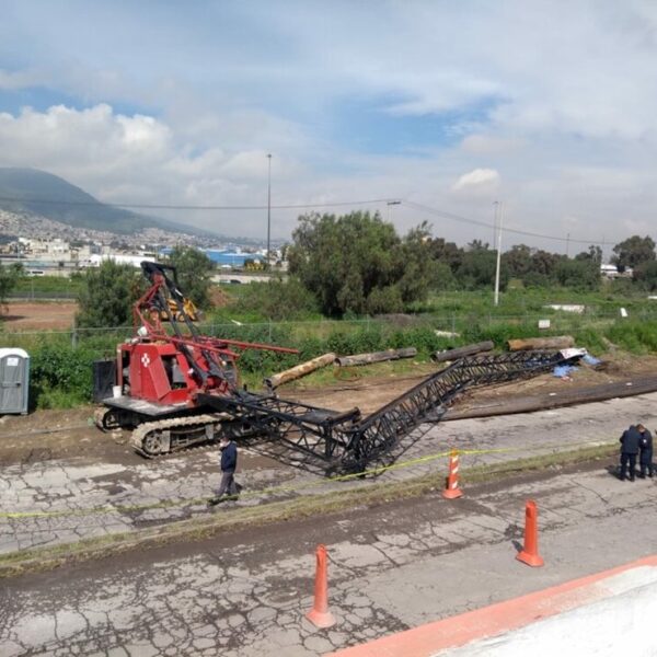 Mueren aplastados cinco trabajadores al caerle una grúa en Edomex