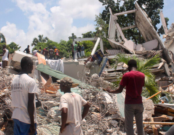 Aumenta a 724 el número de muertos por terremoto en Haití.
