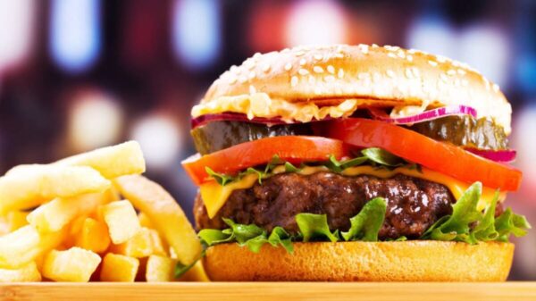 Por ‘tentarla’ a romper su ayuno religioso, mujer demanda a McDonald’s