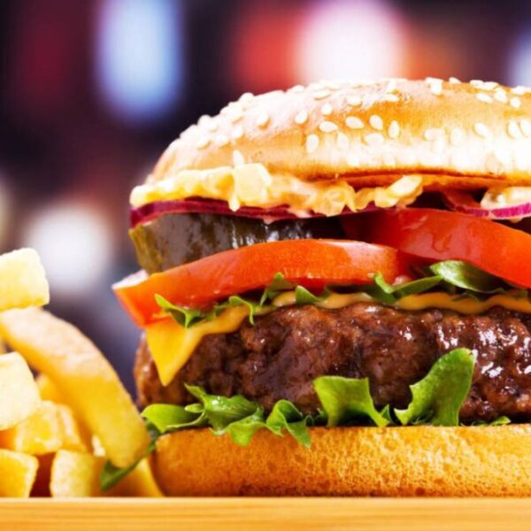 Por ‘tentarla’ a romper su ayuno religioso, mujer demanda a McDonald’s