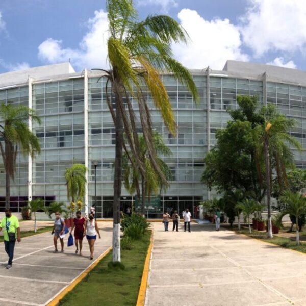 Caen porcentajes de defunciones por casos de Covid-19 en Quintana Roo