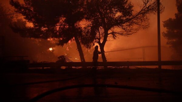 ¡Alerta! Incendio forestal causa estragos en Atenas