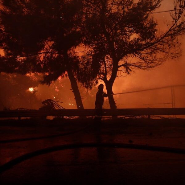 ¡Alerta! Incendio forestal causa estragos en Atenas