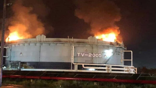 Rayo provoca incendio en tanque de Dos Bocas, en Tabasco