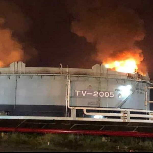 Rayo provoca incendio en tanque de Dos Bocas, en Tabasco