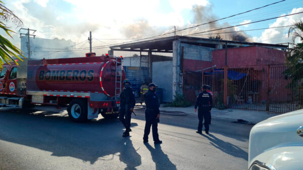 Cancún: Voraz incendio consume recicladora en la SM 228