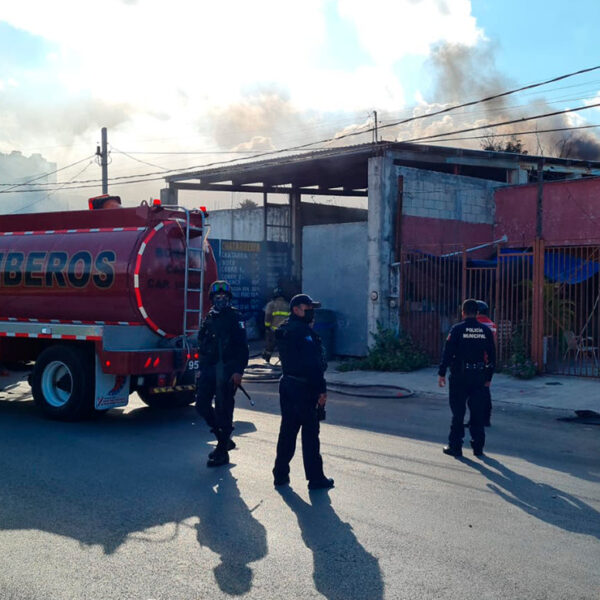Cancún: Voraz incendio consume recicladora en la SM 228