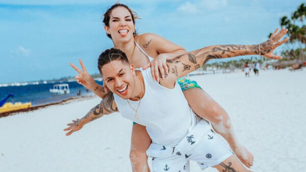 Kimberly Loaiza y Juan de Dios Pantoja presumen sus autos de lujo