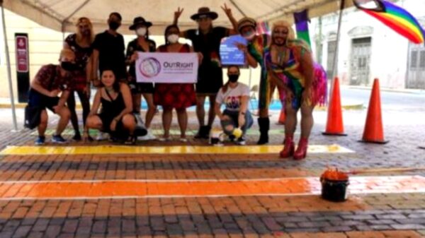 Pintan paso peatonal en apoyo de la comunidad LGBT en Mérida