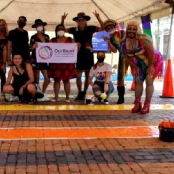 Pintan paso peatonal en apoyo de la comunidad LGBT en Mérida