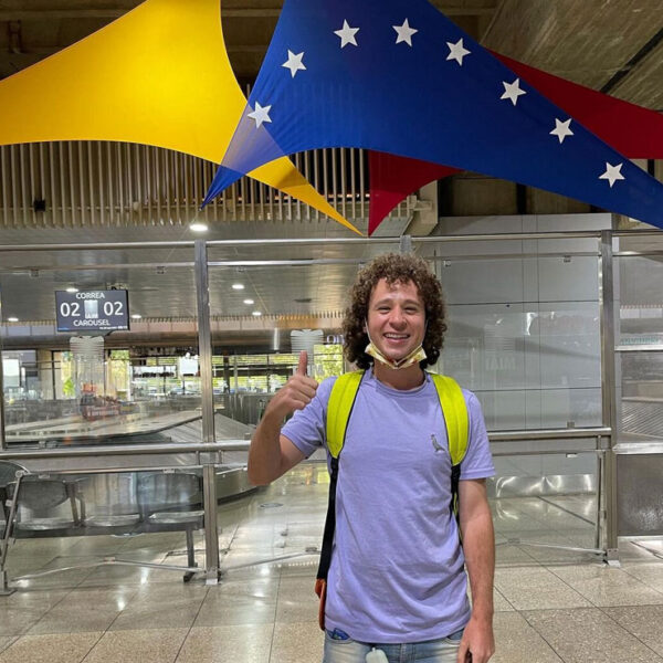 Luisito Comunica le da el "soponcio" ante multitud de fans en Venezuela