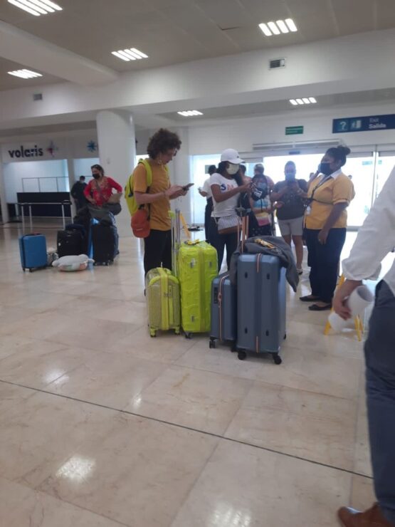 Luisito Comunica llega al Aeropuerto de Cancún y... ¡No había luz!