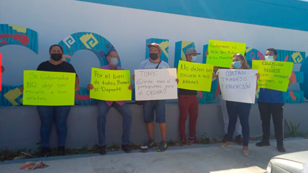 Padres de atletas elite protestan en la Cojudeq