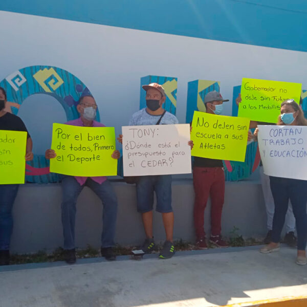 Padres de atletas elite protestan en la Cojudeq